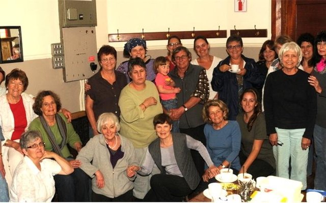 ‘n Deel van die groot groep dames (en man) tydens die voorbereidingswerk vir die uitstalling in die NG-Kerk te Stanford